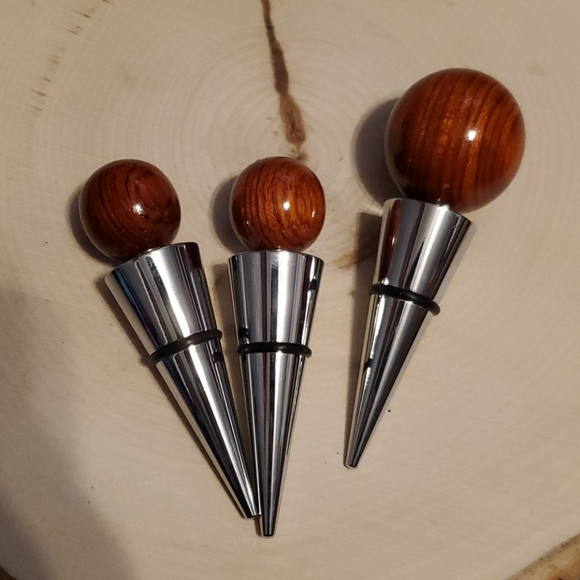 Lovely Set of 3 Wood Look Wine Stoppers in Box - Picture 4 of 6